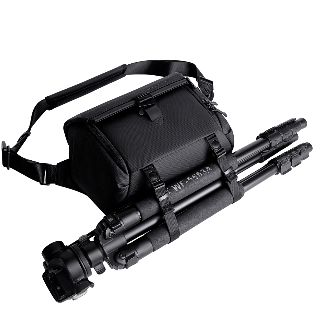 ArcticFlex Pro Kameratasche mit befestigtem Stativ an der Unterseite – wasserdichtes Design und ideal für Outdoor-Fotografen.