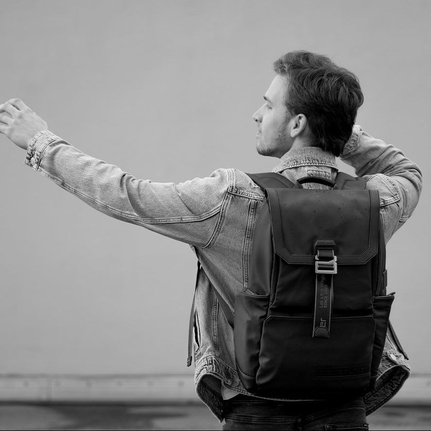 Mann trägt Laptop Rucksack für Business, Arbeit und Reisen