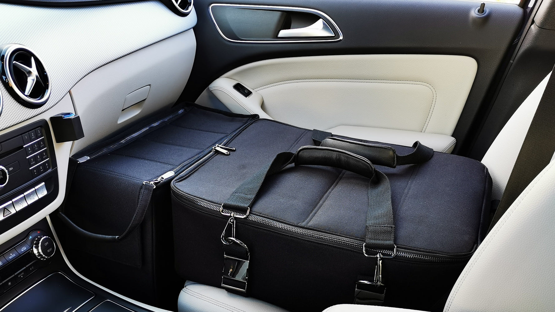 Mobiler Begleiter für unterwegs – Car Office Tasche mit geöffnetem Ordner, perfektes Ordnungssystem für Dokumente im Auto.