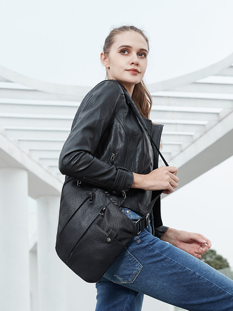 Model trägt VertoXB Crossbody ergonomisch – lässiger Stil beim reisen