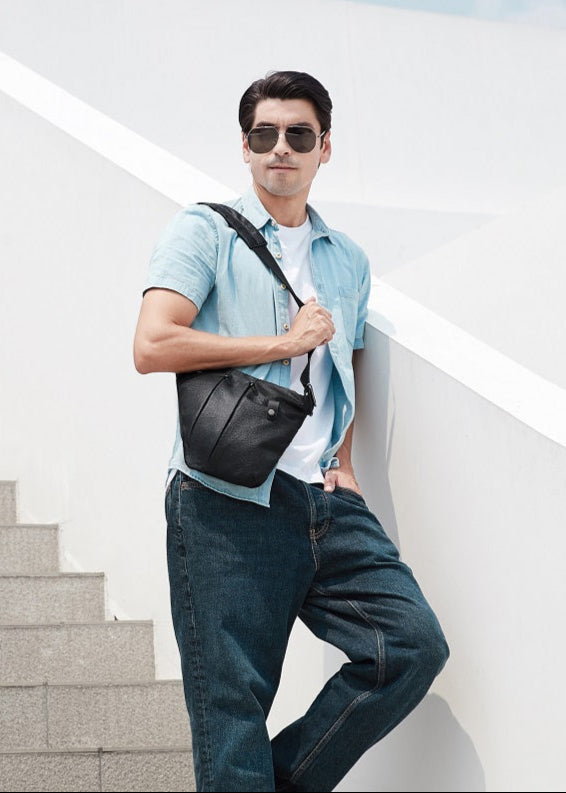 Model trägt VertoXB Crossbody ergonomisch – lässiger Stil in der Stadt