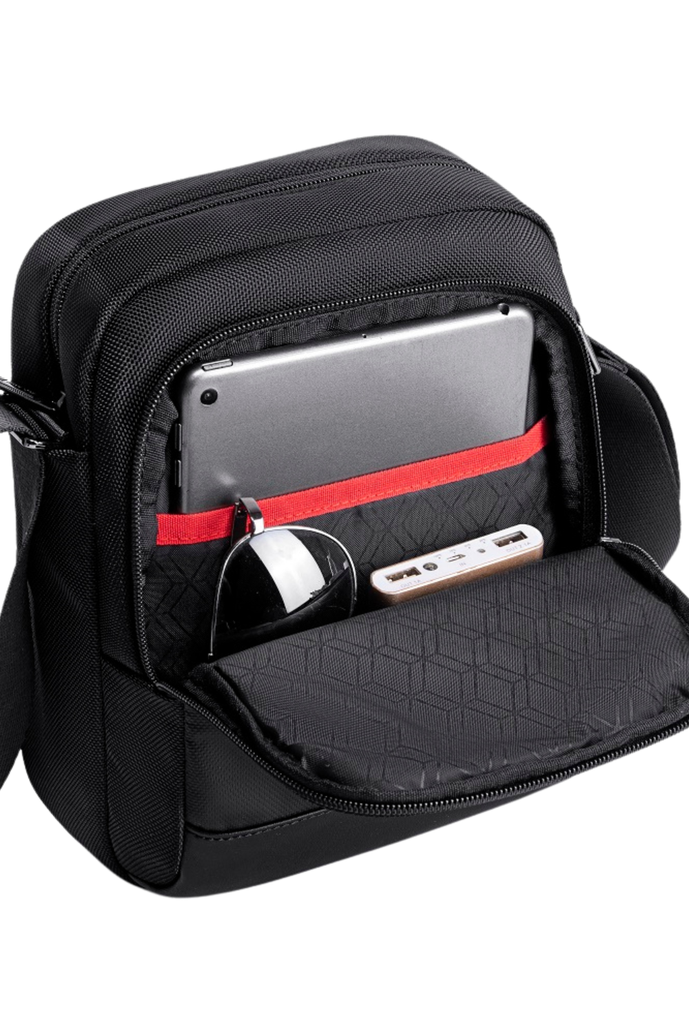 Ein iPad wird in das gepolsterte Organizer-Fach im Inneren der Reisefreund Umhängetasche geschoben