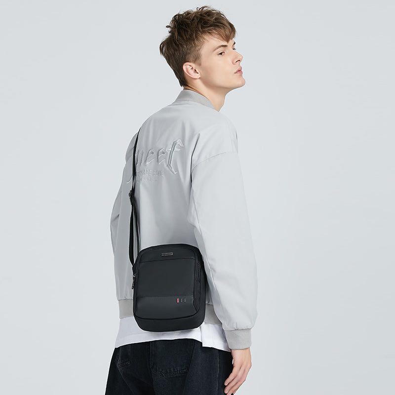 Ein Mann trägt die Reisefreund Schultertasche lässig über der Schulter