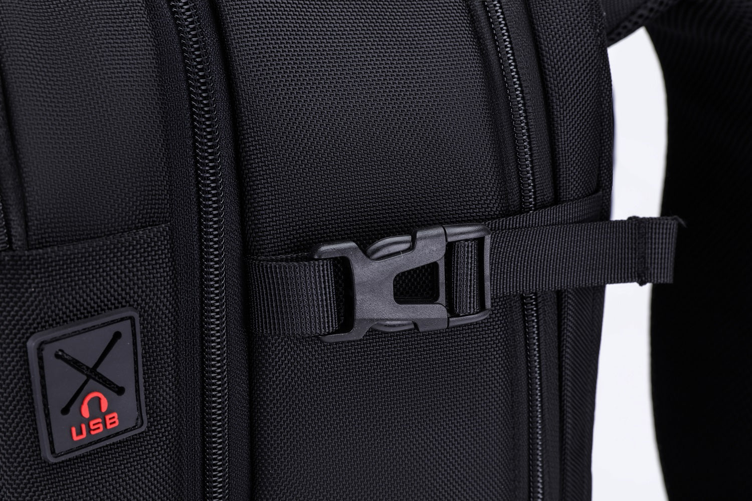 Detailaufnahme des USB-Anschlusses am Dualpack 2-in-1 Rucksack – Arctic Hunter