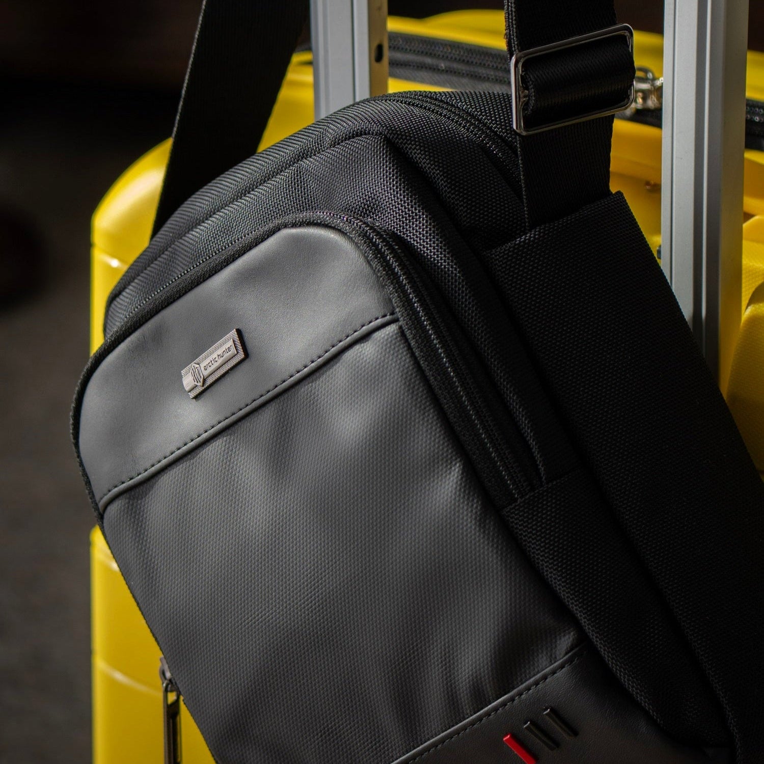 Die Reisefreund Schultertasche von arctic hunter ist an einem Rollkoffer befestigt, was das Reisen erleichtert und die Hände freihält.