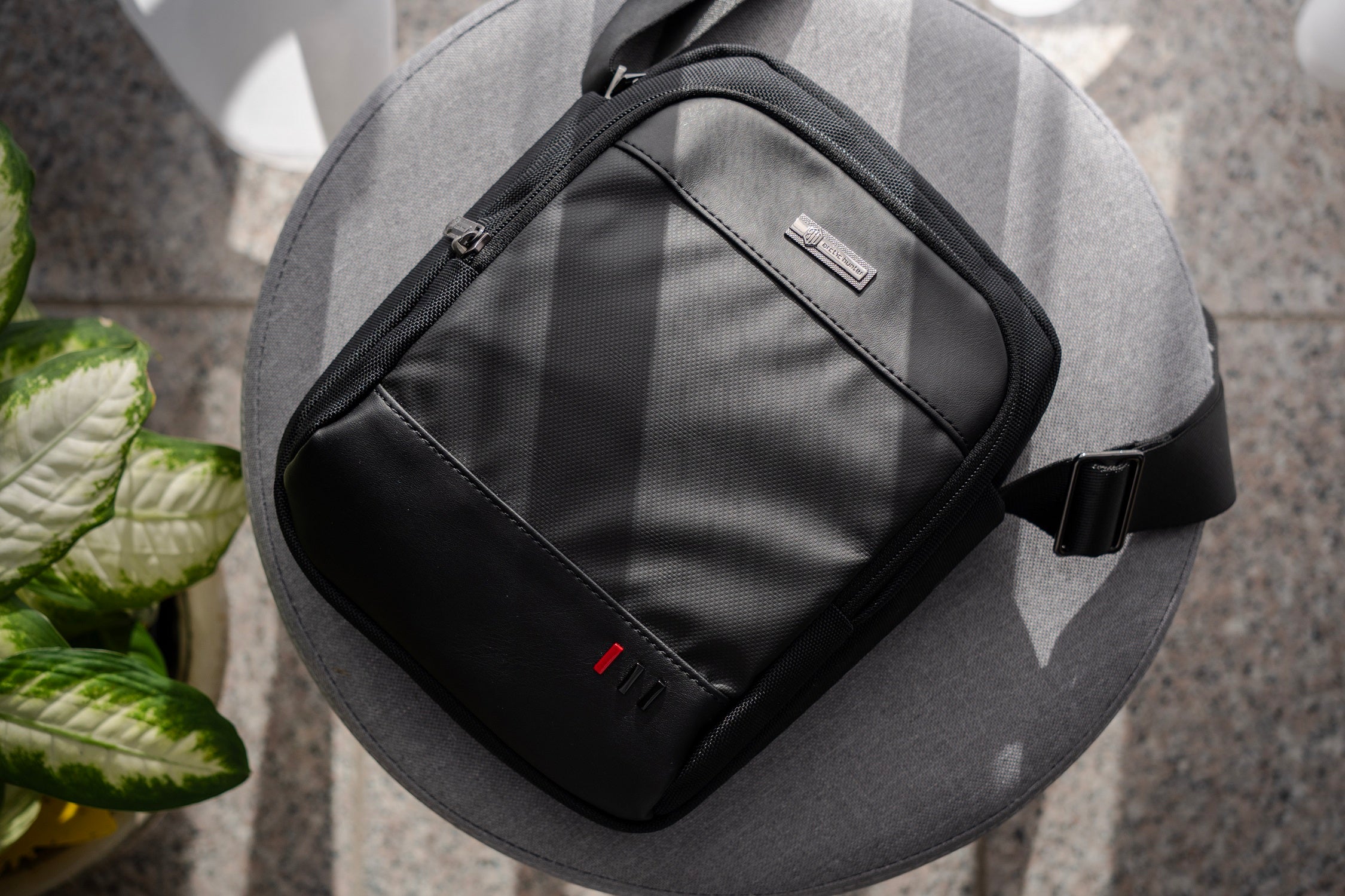 Nahaufnahme des robusten, strapazierfähigen Materials der Reisefreund Umhängetasche, die die Langlebigkeit und hohe Qualität demonstriert.