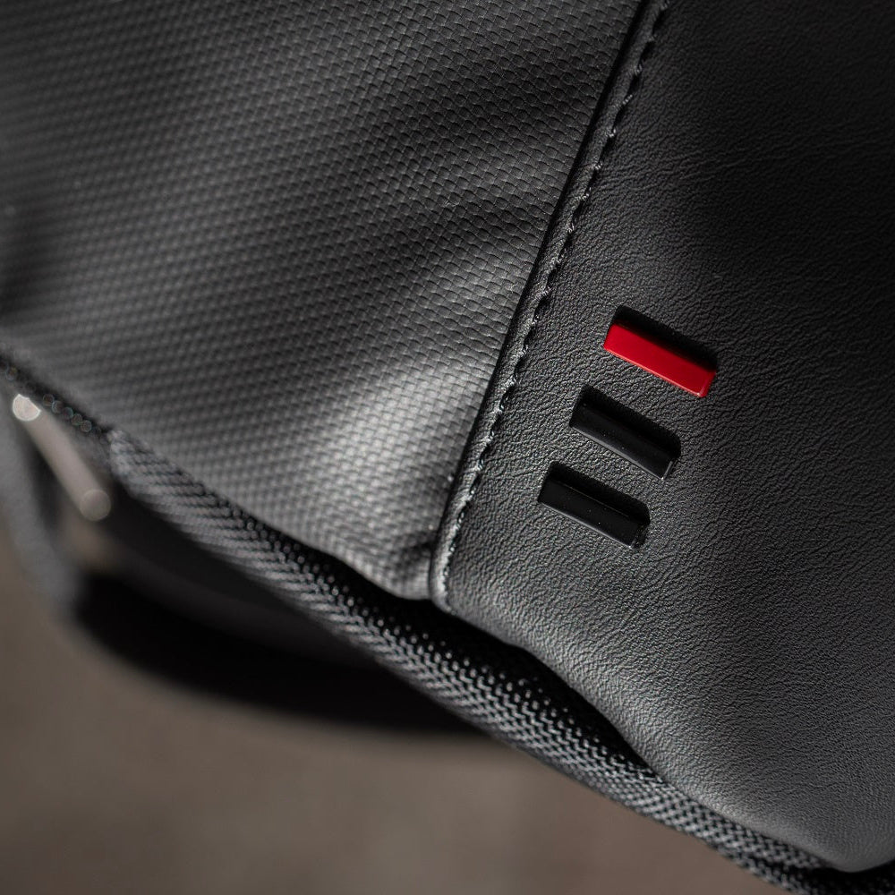 Makroaufnahme eines präzise genähten Details an der Reisefreund Tasche, das die sorgfältige Verarbeitung und Liebe zum Detail hervorhebt.