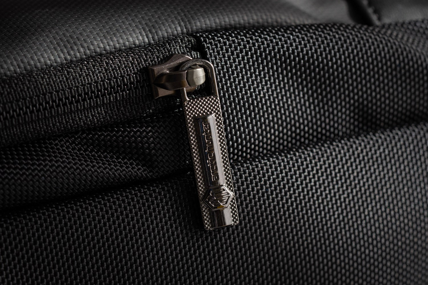Die Handwerkskunst der Reisefreund Tasche wird in einem Bild gezeigt, das die exzellente Stofftextur und die perfekte Nahtführung illustriert.