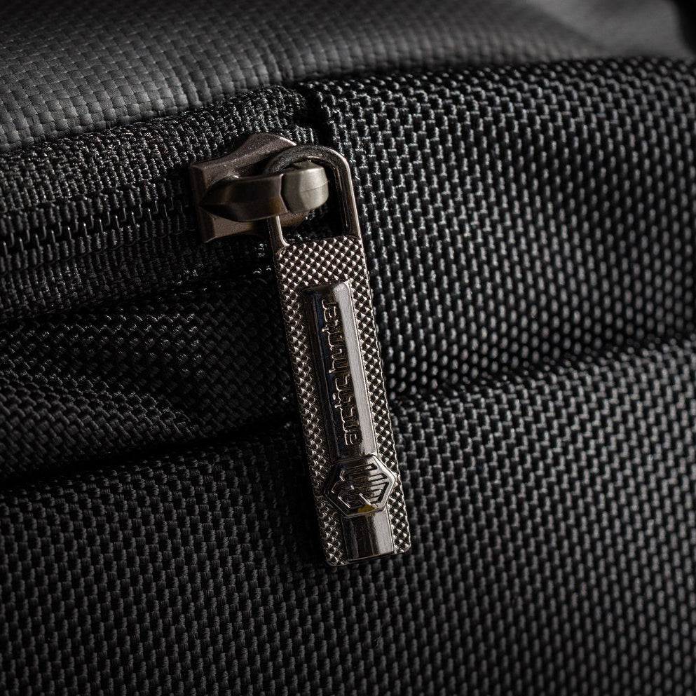 Die Handwerkskunst der Reisefreund Tasche wird in einem Bild gezeigt, das die exzellente Stofftextur und die perfekte Nahtführung illustriert.