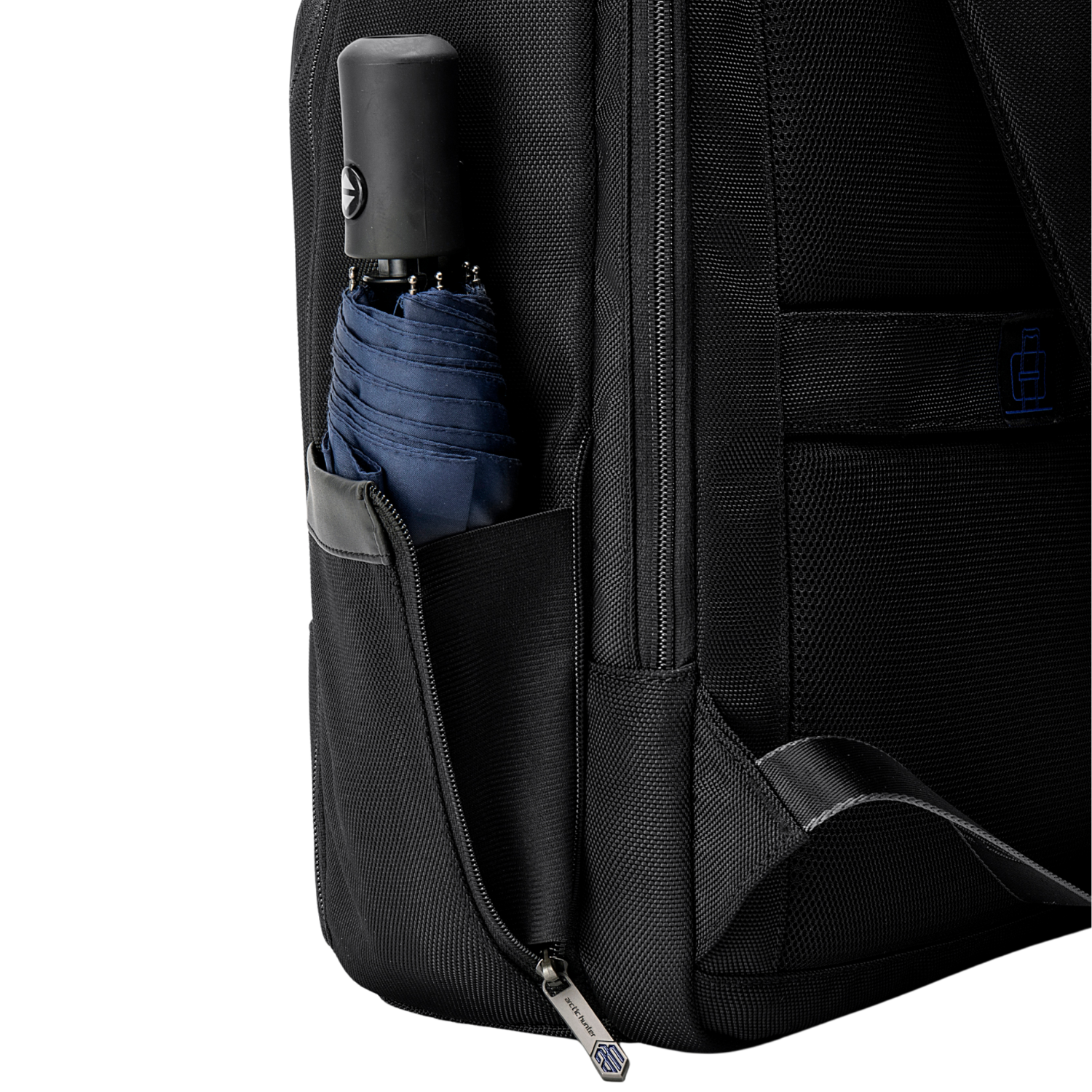 Seitenfach des Rucksacks mit eingesetztem Regenschirm.