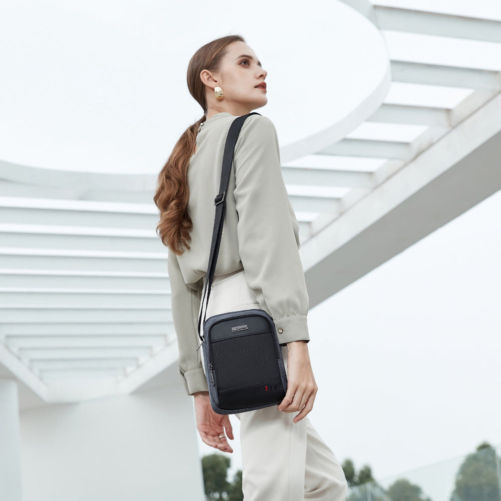 Frau im Business-Outfit trägt die Schultertasche „Reisefreund“ elegante und funktionale Tasche.