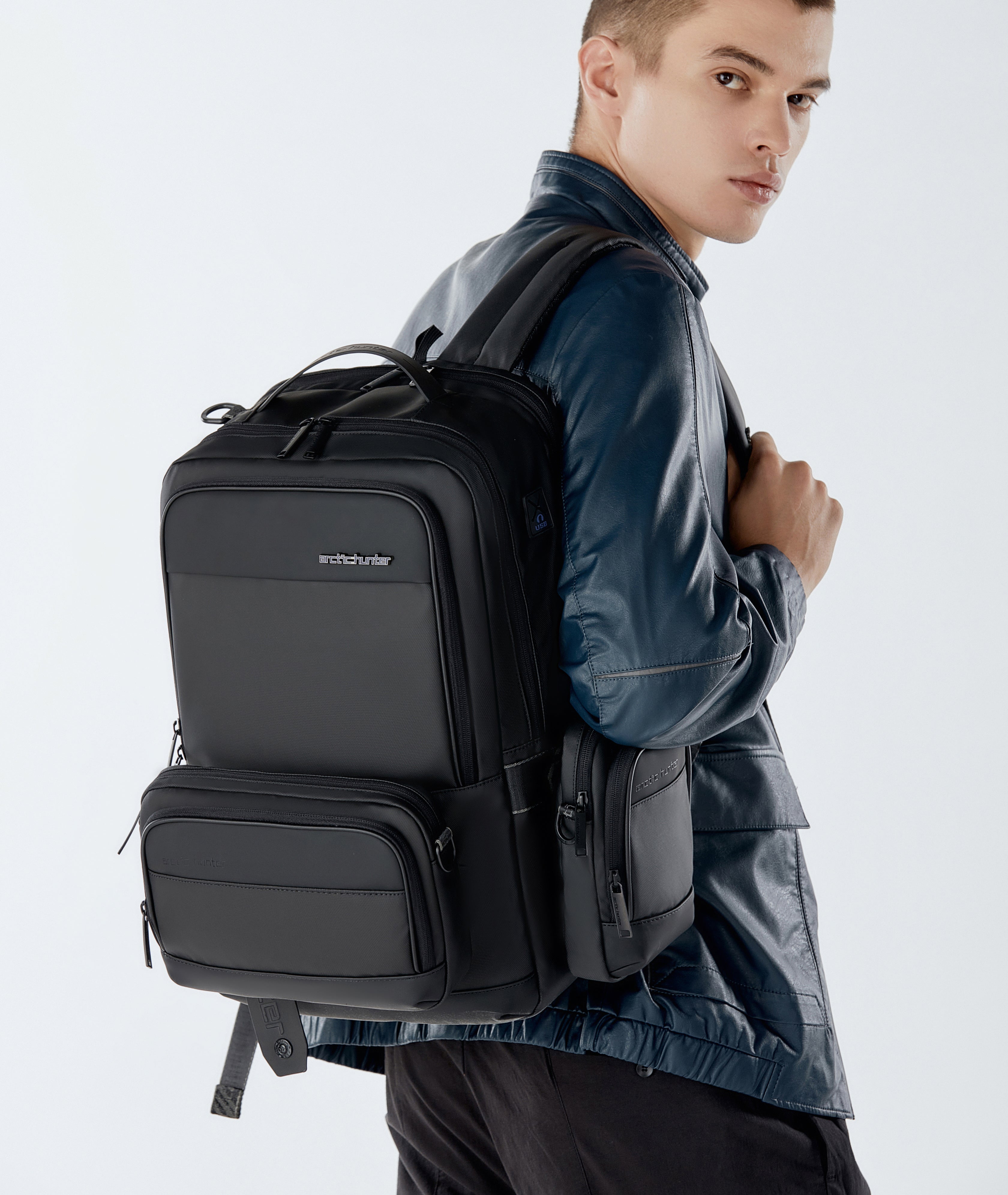 Herren Laptoprucksack TravelMate in Schwarz – moderner Business-Rucksack für Alltag, Arbeit und Reisen mit minimalistischem Design