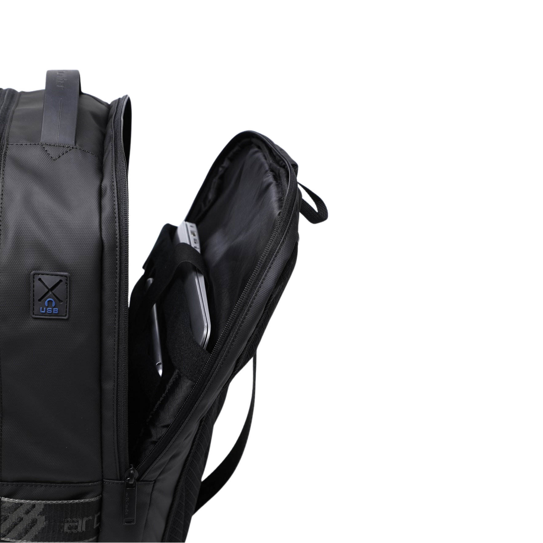 Geöffneter Travel Mate Rucksack mit gepolstertem Laptopfach für sicheres Verstauen von Technik.