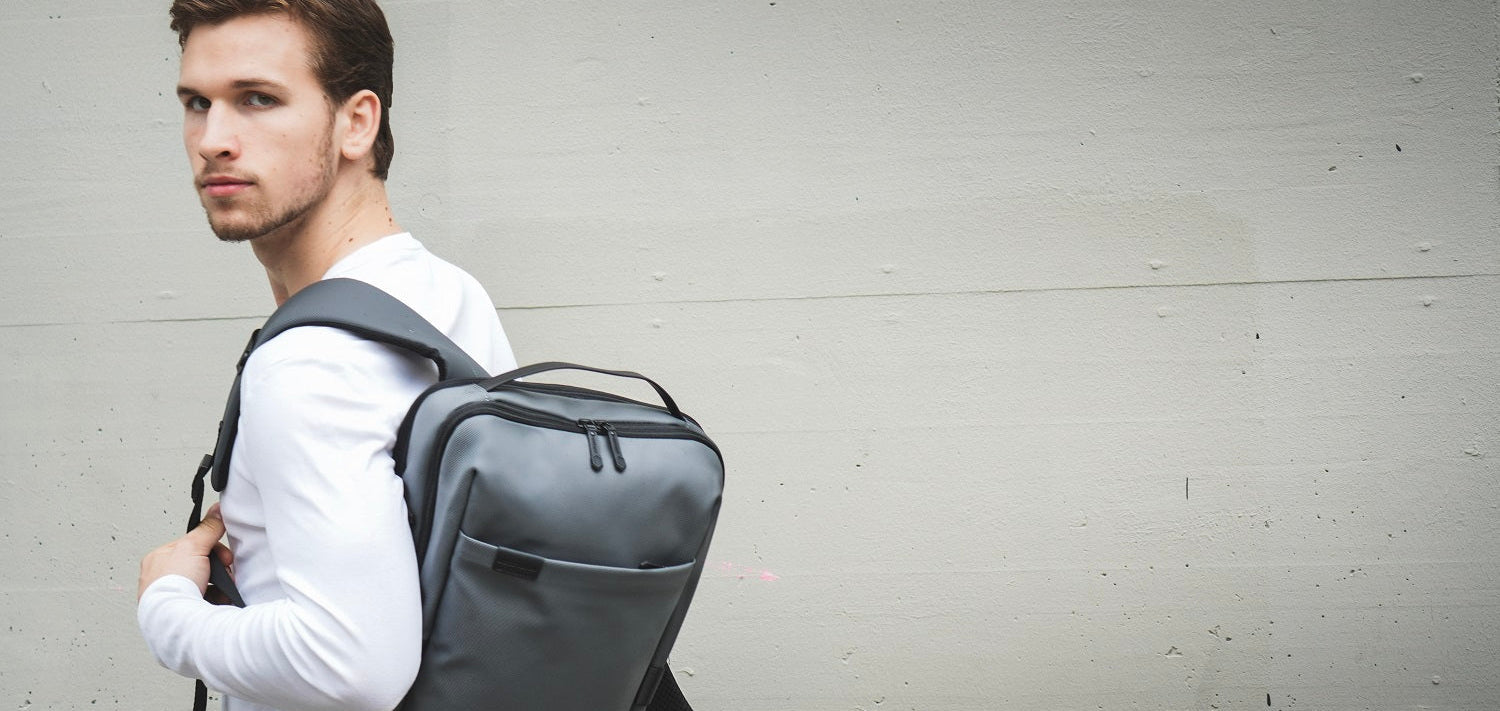 EasyCary Rucksack in Grau, getragen von einem Mann – moderner, wasserabweisender Backpack für Alltag, Arbeit und Reisen