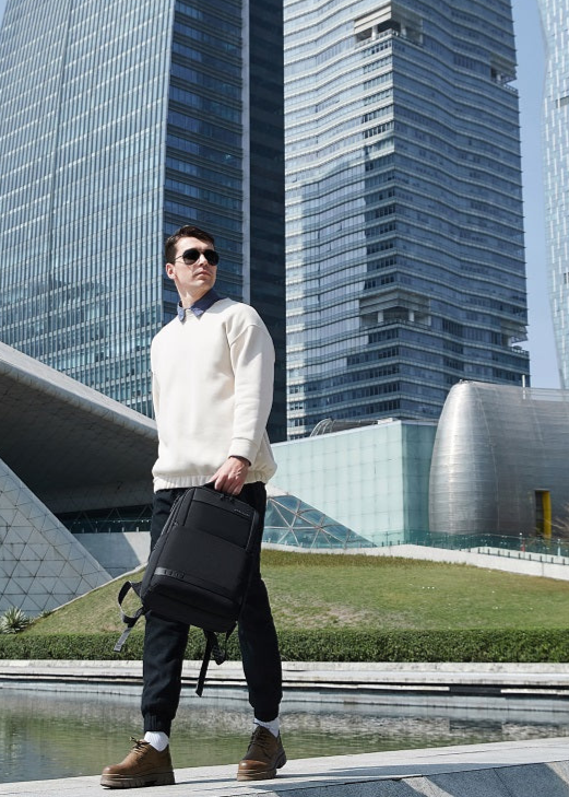 Herren Model trägt den ClassicTech Rucksack von Arctic Hunter – eleganter und funktionaler Laptoprucksack für Business und Alltag