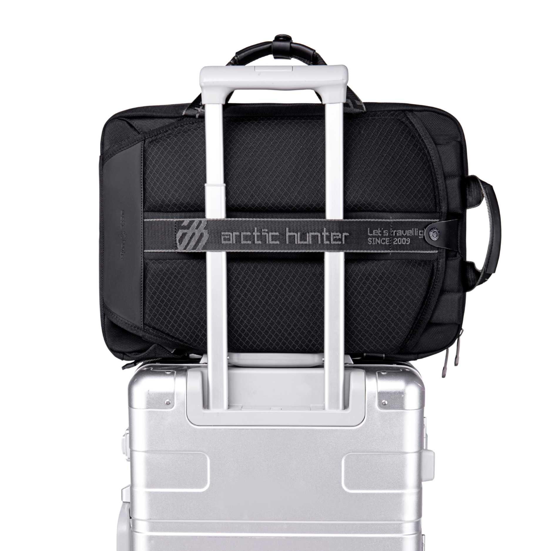 Der Arctic Hunter Expandable Explorer Rucksack sicher fixiert auf einem silbernen Rollkoffer, perfekt für stressfreies Reisen.