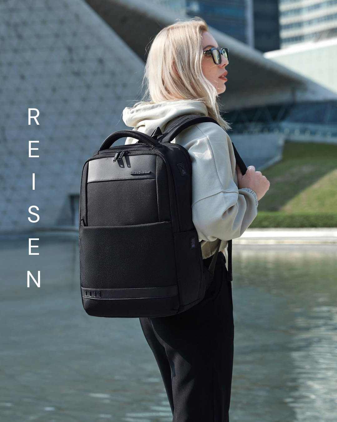 Frau mit ergonomischem Rucksack von SC-BAG – stilvoll, praktisch und alltagstauglich
