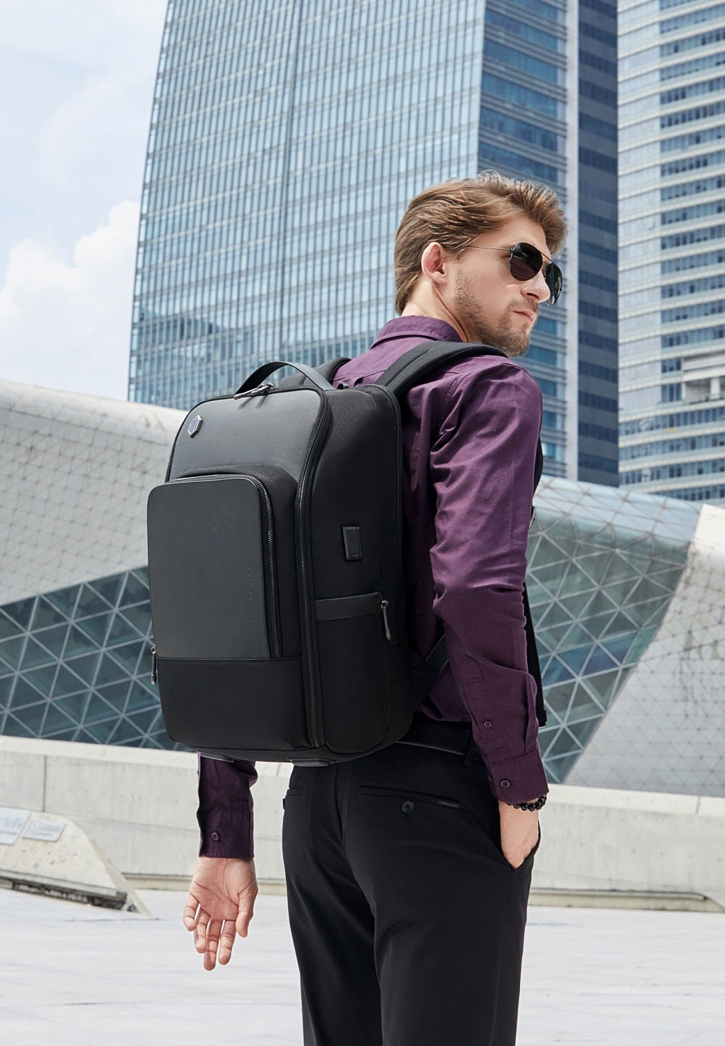 Mann trägt einen modernen Business-Rucksack für Herren in urbaner Umgebung, ideal zum Pendeln und Arbeiten.