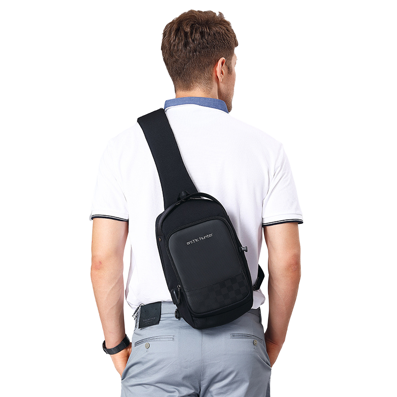 Mann im Casual-Stil von hinten fotografiert, trägt Crossbody-Bag im Schwarz