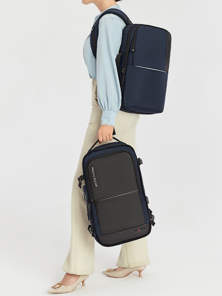 odel trägt SC-BAG Dualpack 2-in1 Rucksack auf dem Rücken und den abnehmbaren Daypack in der Hand. Das Bild zeigt die Flexibilität des Reiserucksacks.