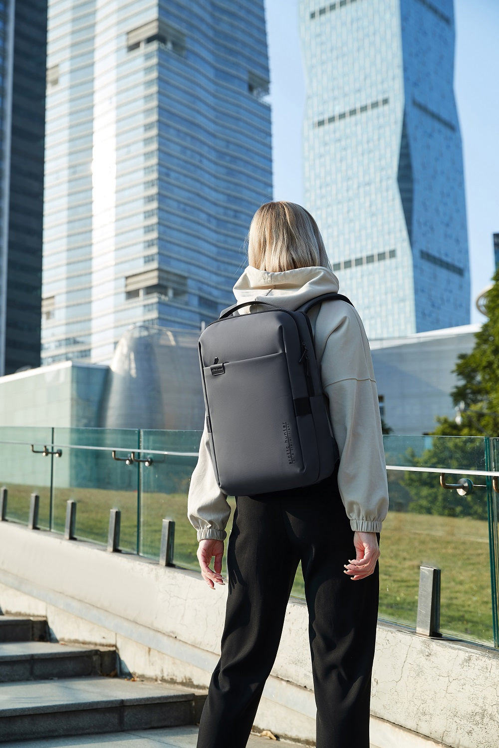 Herren Model trägt den Easycary Rucksack von Arctic Hunter – stilvoller, leichter Rucksack für Alltag und Business