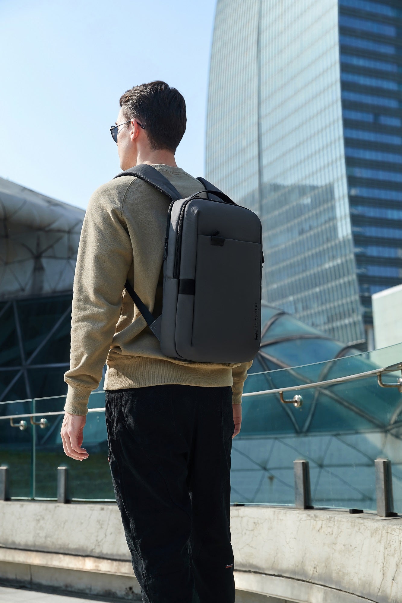 Herren Model trägt den Easycary Rucksack von Arctic Hunter – stilvoller, leichter Rucksack für Alltag und Business