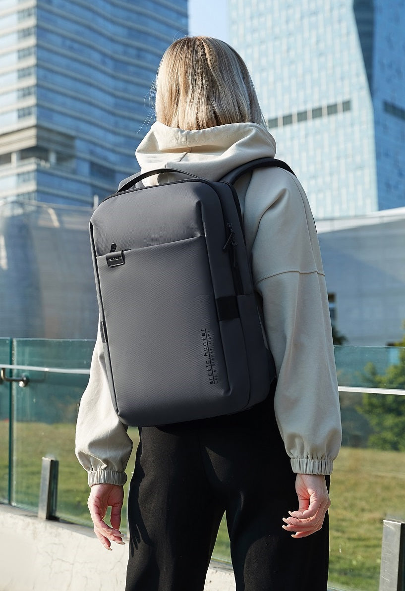 Frau trägt modernen SC-BAG Daypack in urbaner Umgebung – stylischer, wasserabweisender Rucksack für Arbeit, Freizeit und Reisen