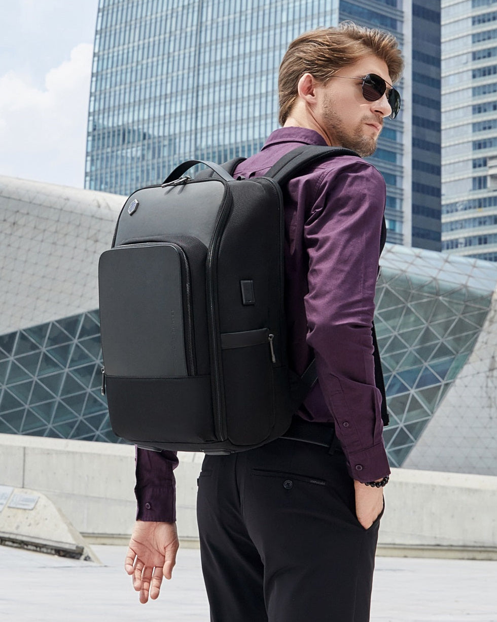 Mann im Business-Outfit trägt Herren Rucksack bei Bewegung im Alltag – ideal für Arbeit, Reisen und modernen Business-Lifestyle