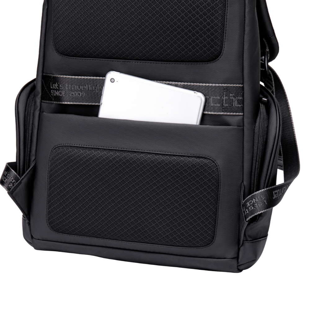 Tablet sicher im Anti-Diebstahl-Fach auf der Rückseite eines SC-BAG Rucksacks – zusätzlicher Schutz für Technik und Wertsachen