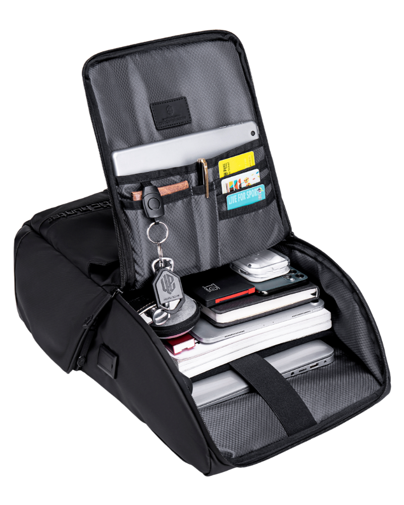 Innenansicht eines SC-BAG Rucksacks – ordentlich organisierte Fächer mit Laptop, Tablet, Kabeln, Büchern und Alltagsgegenständen