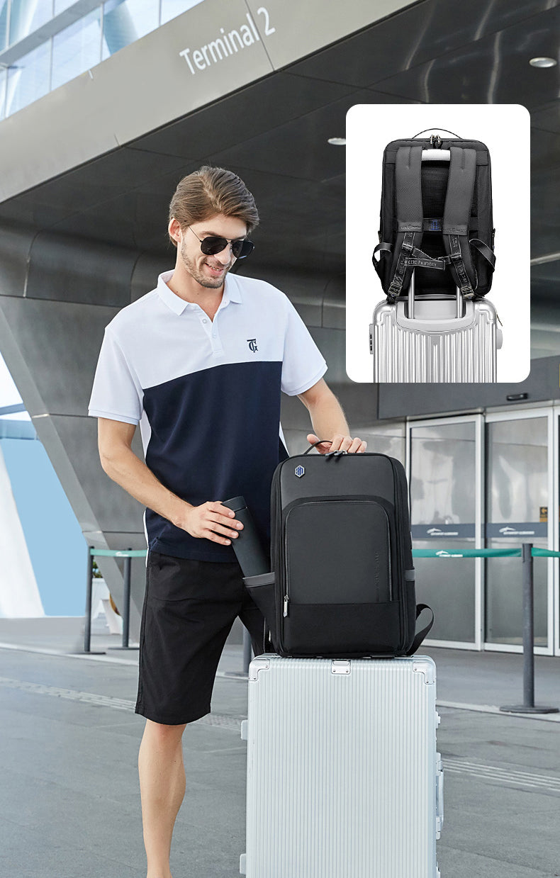 Person mit modernem Reise-Rucksack als Handgepäck auf dem Weg durch den Flughafen.