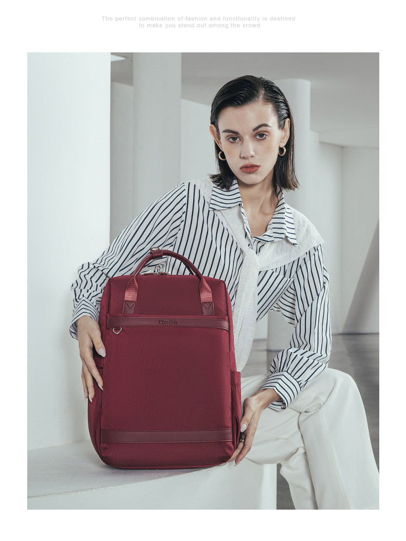 Moderne Frau trägt einen stylischen Damen-Rucksack Chantria im Alltag – ideales Weihnachtsgeschenk 2025.