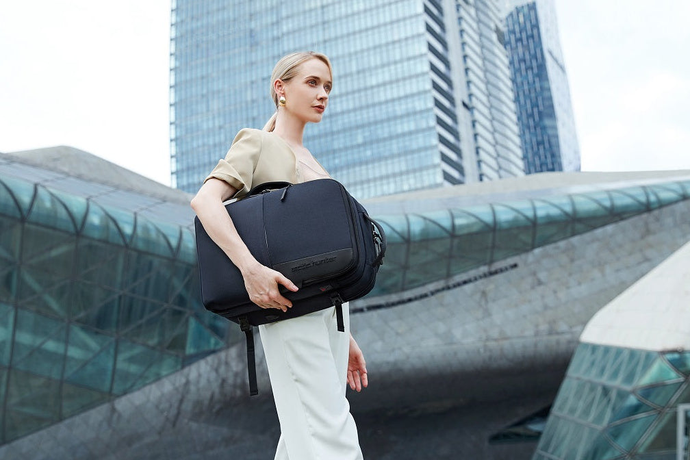 Dynamische Frau im Business-Outfit mit Rucksack in der Hand, unterwegs im Alltag oder Büroalltag.