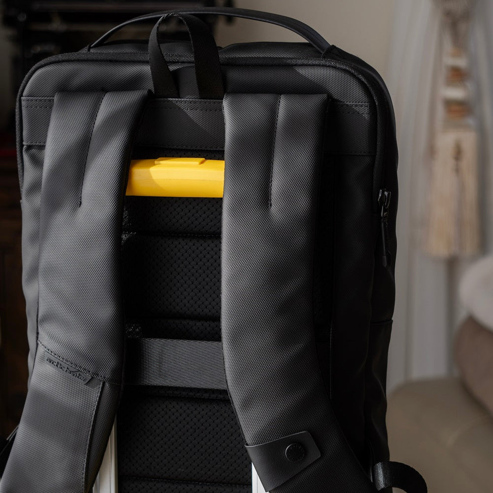 Hochwertiger Business-Rucksack mit Trolley-Aufsteckfunktion auf einem Koffer für komfortables Reisen