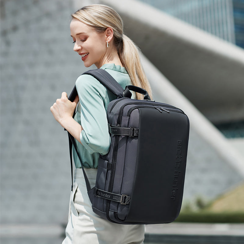 Frau trägt SC-BAG Business-Rucksack – hochwertig, wasserabweisend und mit gepolstertem Laptopfach für Arbeit und Reisen