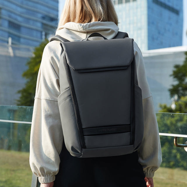 Frau trägt einen ergonomischen Rucksack und zeigt eine entspannte Haltung. Der Rucksack passt sich optimal an ihren Rücken an und sorgt für Komfort und Unterstützung