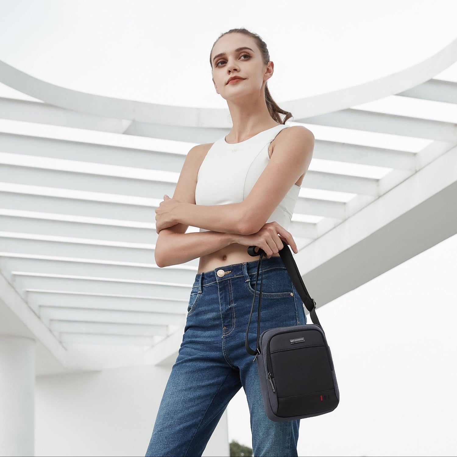 Model trägt ergonomische Umhängetasche für Damen für Alltag und Reisen