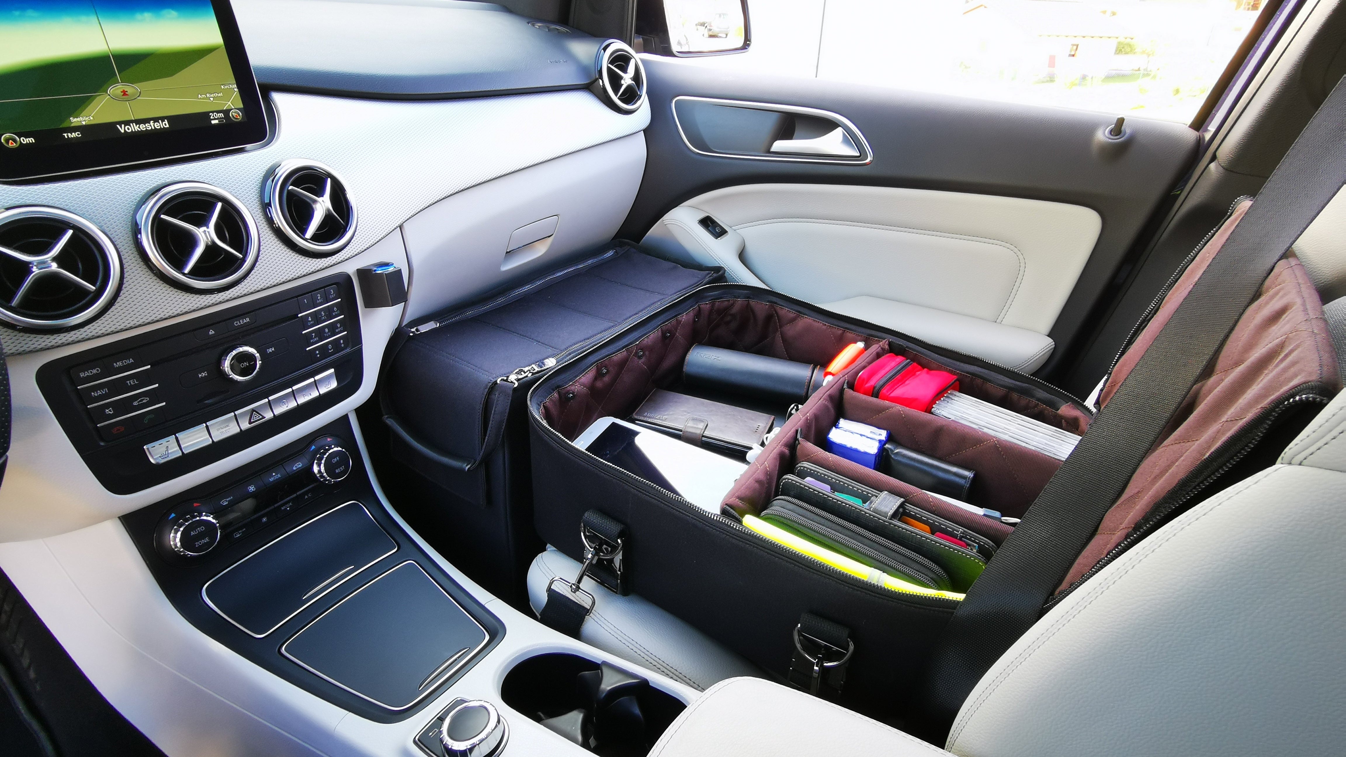 CSOS Car Organizer Tasche mit Gurt am Beifahrersitz befestigt – sicheres mobiles Ordnungssystem für Dokumente, Bürobedarf und Zubehör im Auto