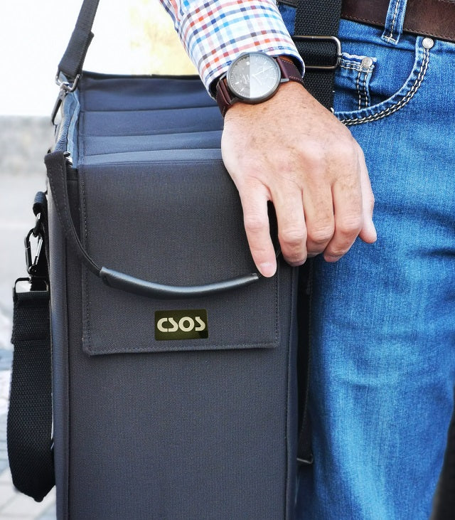 Mann im Business-Outfit trägt eine praktische Auto Organizer Tasche