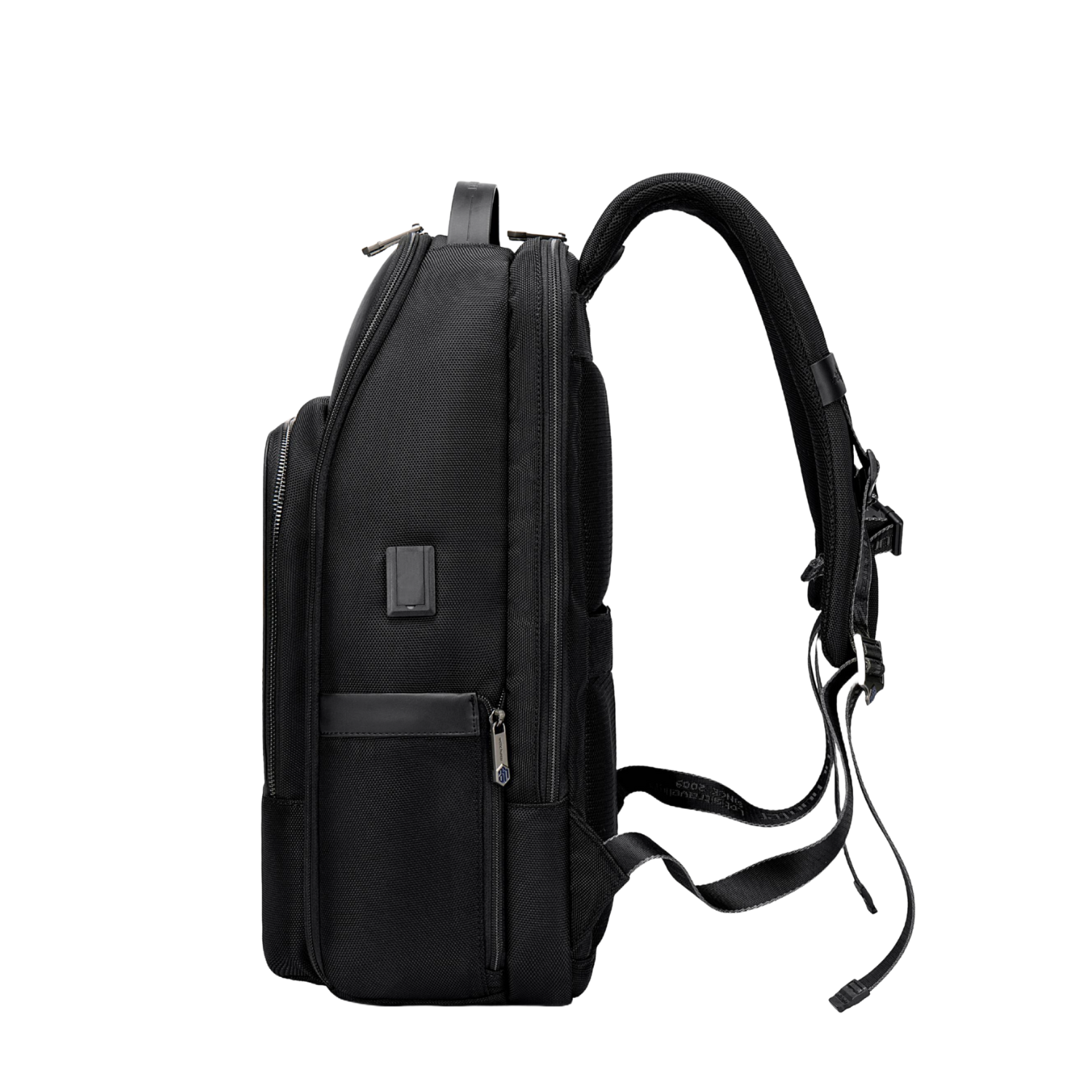 Seitliche Ansicht des schwarzen Travel Chic Laptoprucksacks von Arctic Hunter mit wasserabweisendem Material, sichtbar angelegtem Schultergurt und integriertem USB-Anschluss.