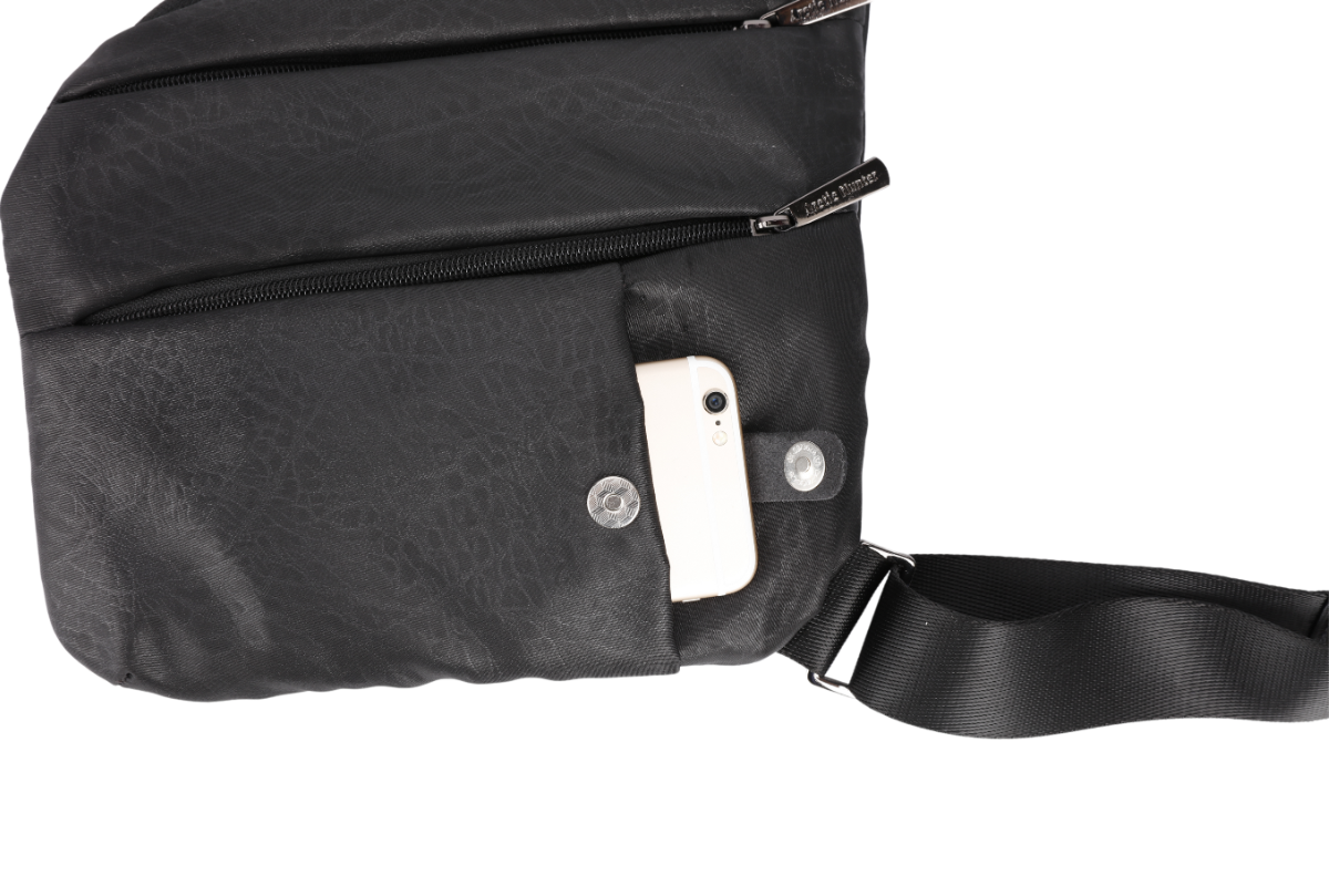 Detailaufnahme des Handyfachs der Umhängetasche VertoXB von Arctic Hunter mit Druckknopfverschluss für sicheren Halt und schnellen Zugriff unterwegs.