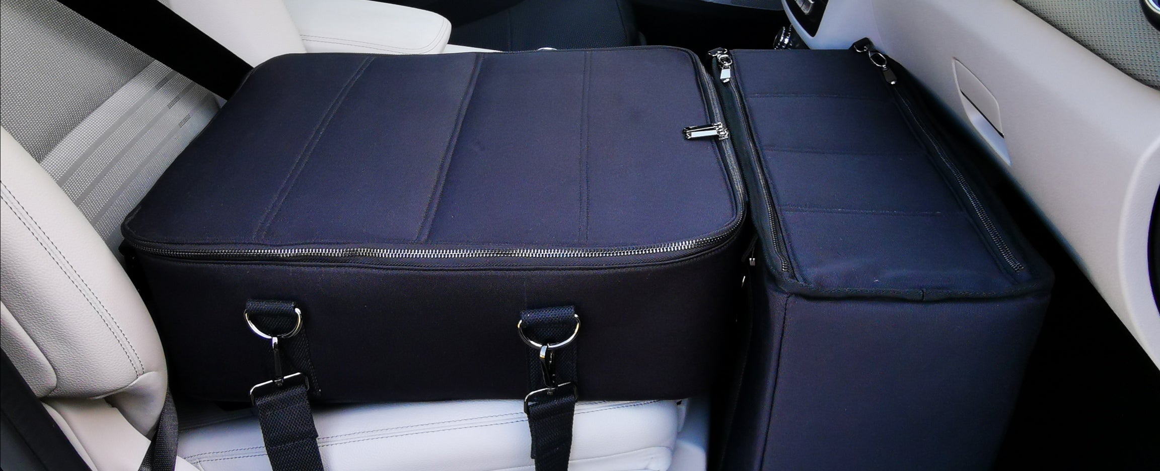 CSOS Auto Organizer Set mit schwarzer Beifahrersitztasche und Fußraumtasche, per Reißverschluss verbunden im Fahrzeug mit hellem Sitzbezug