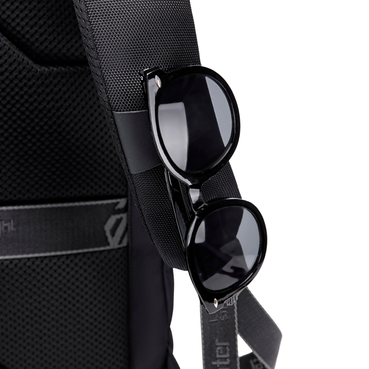 ClassicTech Rucksack mit Brillenhalter am Schultergurt – Brille sicher verstaut und jederzeit griffbereit.