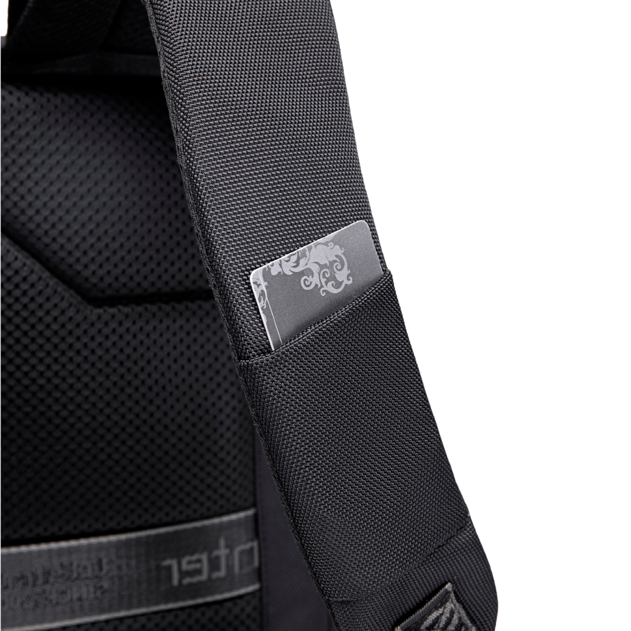 ClassicTech Rucksack mit praktischem Kartenfach am Schultergurt – schneller Zugriff unterwegs.