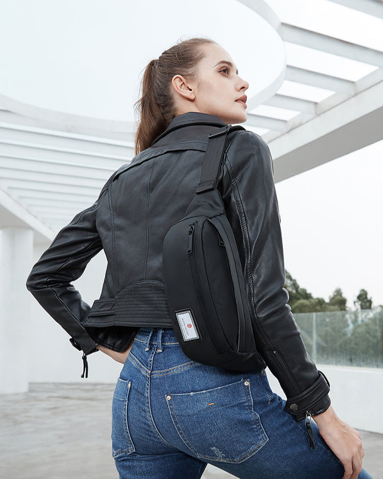 Crossbody Bag Drifty von SC-Bag im Freizeit-Look getragen