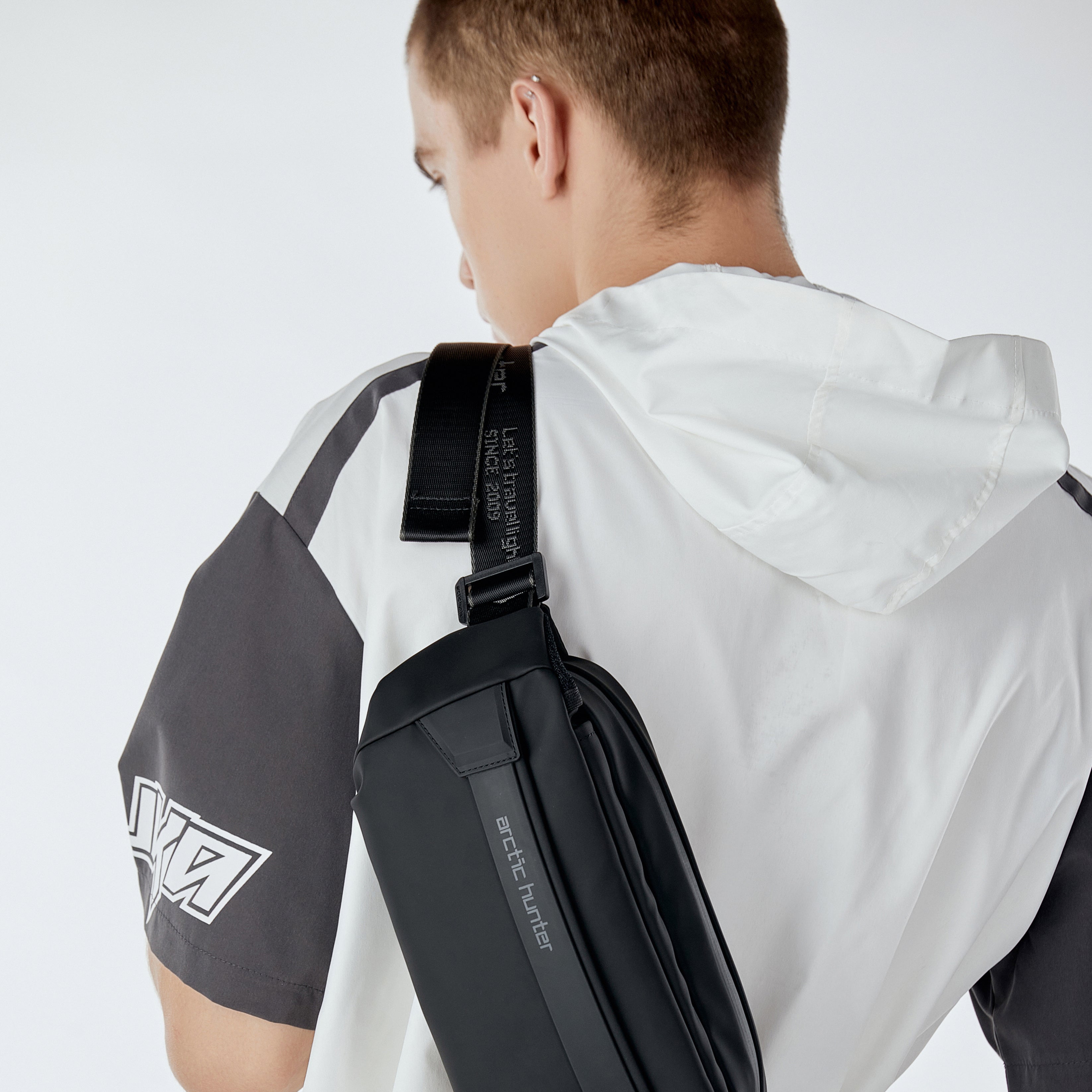 Arctic Pro X Crossbody getragen im Nahbereich – kompakte Form sichtbar