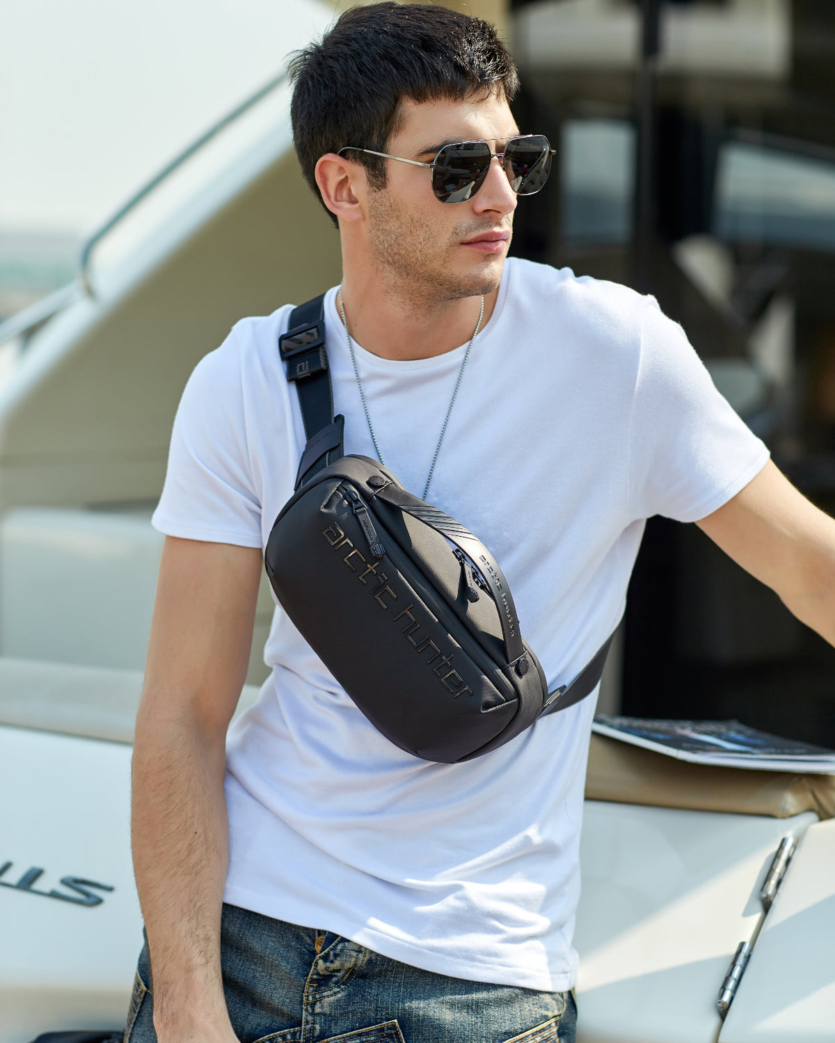Mann trägt die Freeway Sling Crossbody Bag im urbanen Alltag