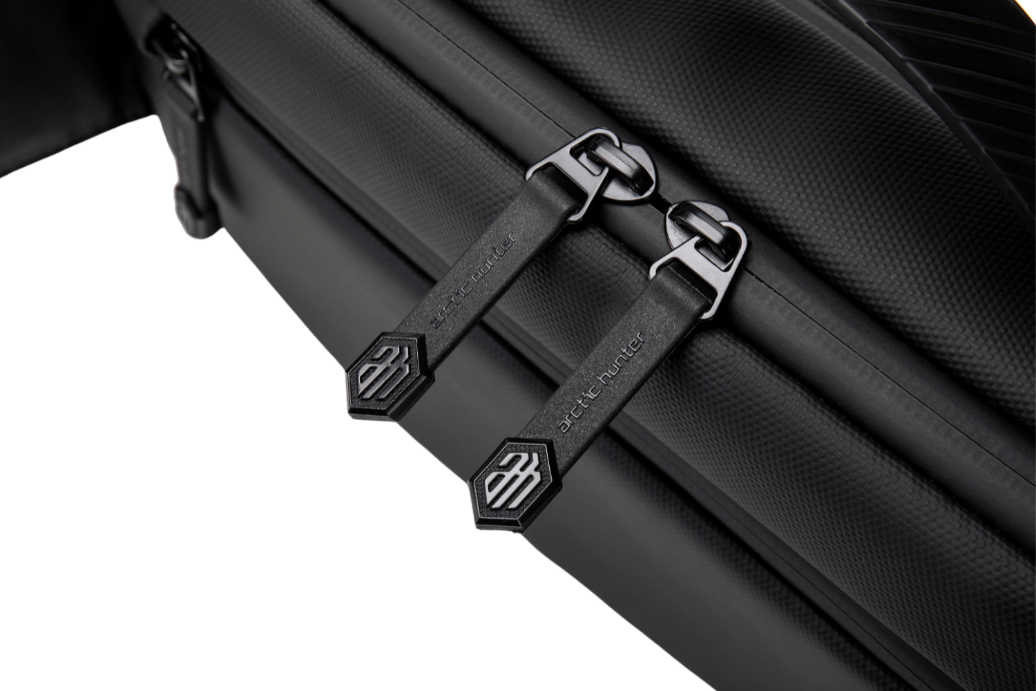 Detailaufnahme des wasserabweisenden Reißverschlusses der Crossbody Freeway Sling – schützt Inhalte zuverlässig vor Regen.