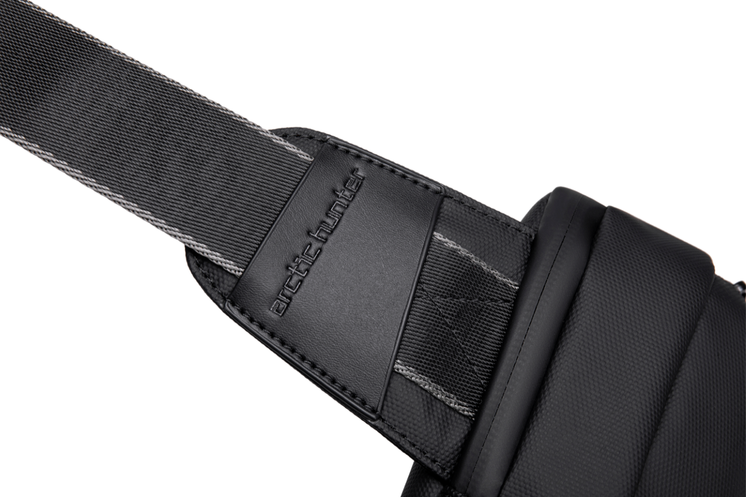 Hochwertige Nähte und langlebige Verarbeitung der Crossbody Freeway Sling – gefertigt für jahrelange Nutzung.