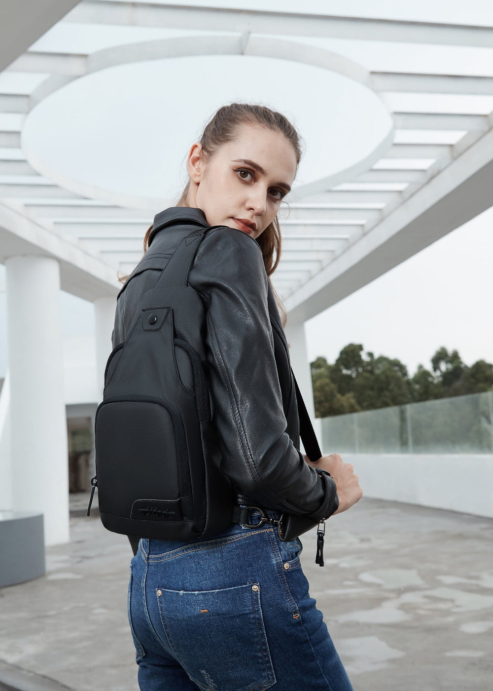 Frau trägt die Arctic Hunter Solid Pro Umhängetasche lässig über der Schulter im urbanen Alltag